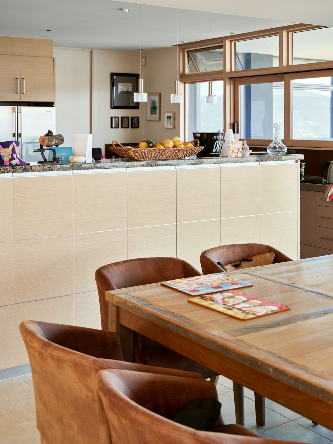 Moderne Küche mit Holzschränken und rustikalem Essbereich.