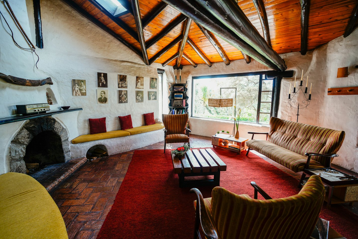 Rustikales Wohnzimmer mit Vintage-Möbeln und einem Steinkamin.